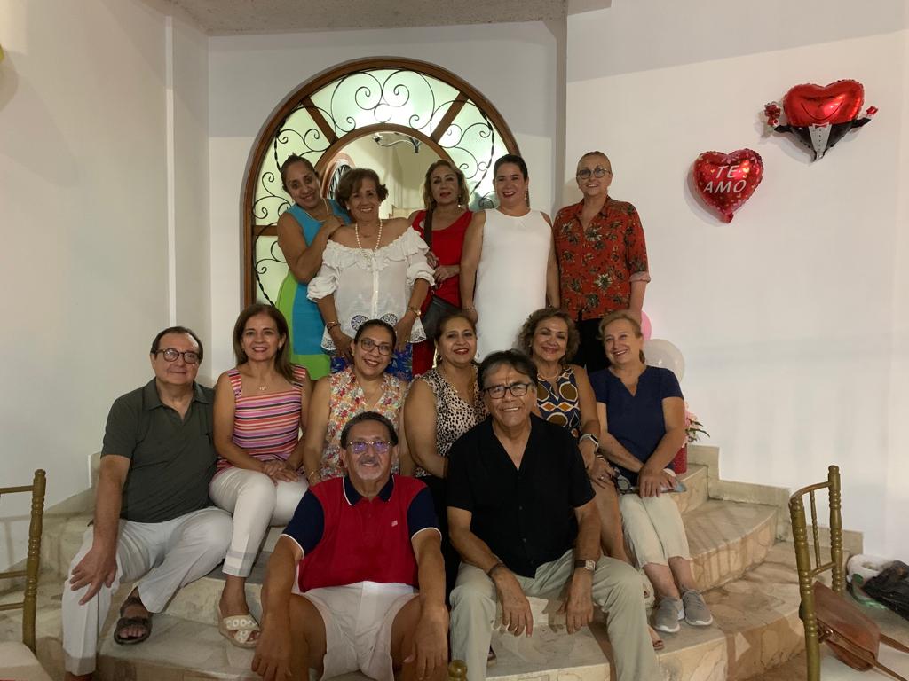 Alegre grupo de amigos en una divertida noche se reunió en casa de Zelmira Escudero, en Sullana, estrechando lazos de amistad por el día de San Valentín.