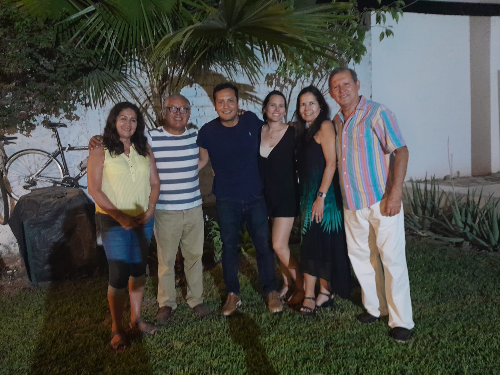 Los flamantes novios Luis Burgos Chinchay y Cecy Soto Iparraguirre posan junto a sus padres Nelly y Julio Burgos, Anita y Tito Soto, respectivamente.