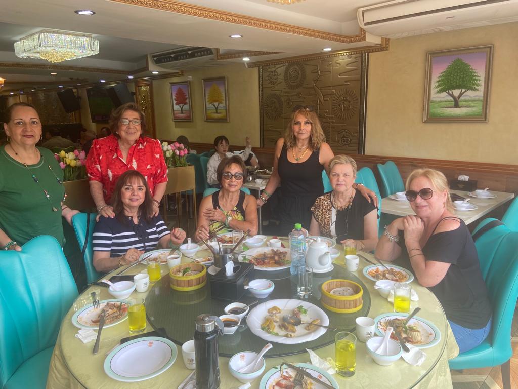 El simpático grupo de amigas Marcela Maticorena de Arana, Mili Romero de Cárdenas, Zoila Aguirre, Solé Chong Shing de Miranda, Tere Iparraguirre, Ítala Raggio e Isa Yeva de Lazarte, disfrutan de una exquisita cena en Lima.