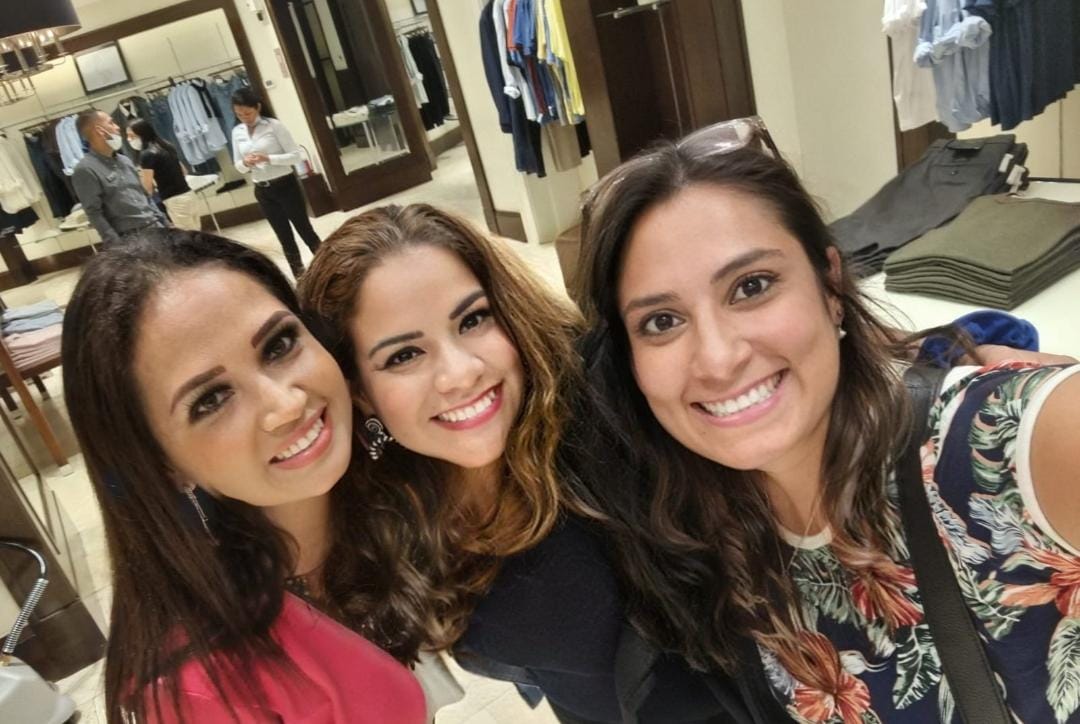 Grato reencuentro en Lima de compañeras del Colegio Santa Úrsula de Sullana: Dennys Sandoval Castillo, Mónica Zapata Zegarra y Cindy Arias Schereiber Lazo.