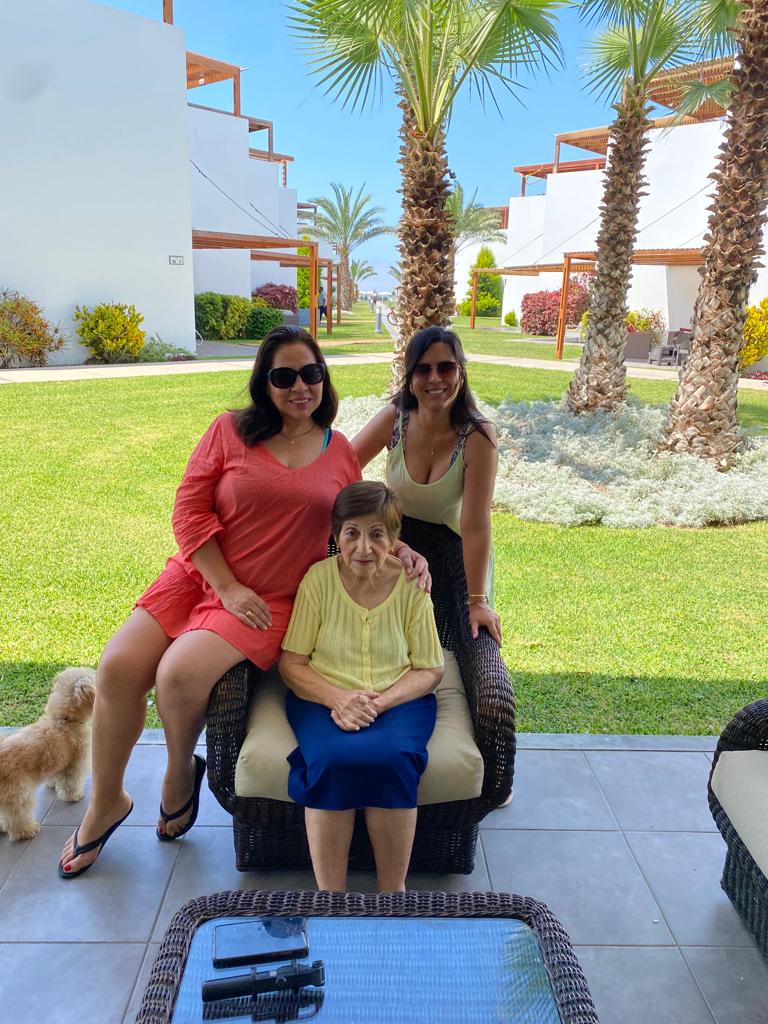 Disfrutando de unos días de playa se reunieron las tres generaciones: Coco Quevedo de Arribasplata, su hija Karina de Jauregui y nieta María Alejandra Jauregui Arribasplata.