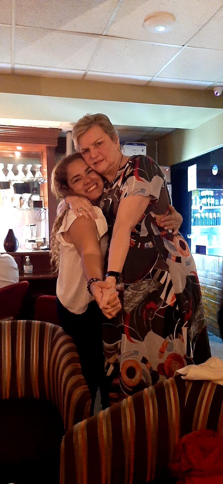 En cariñoso abrazo Ítala Raggio con Mónica Zapata.