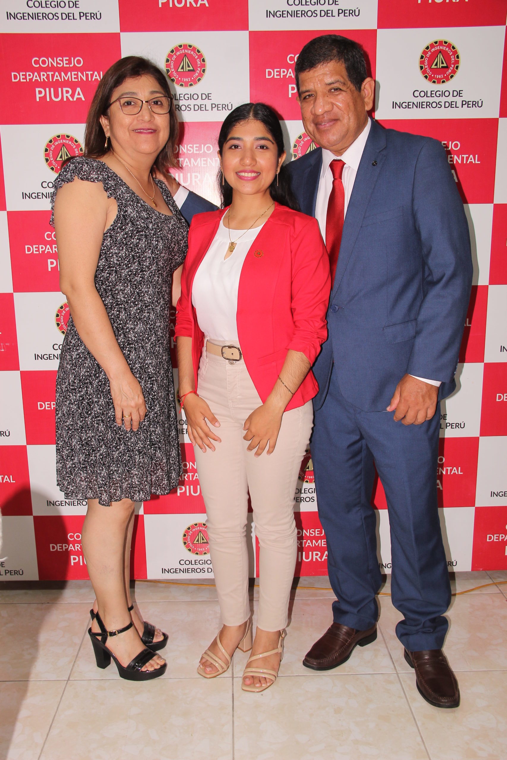 Felicidad plena. Ing. Ana Burneo López junto a sus padres, Raúl y Emma. 