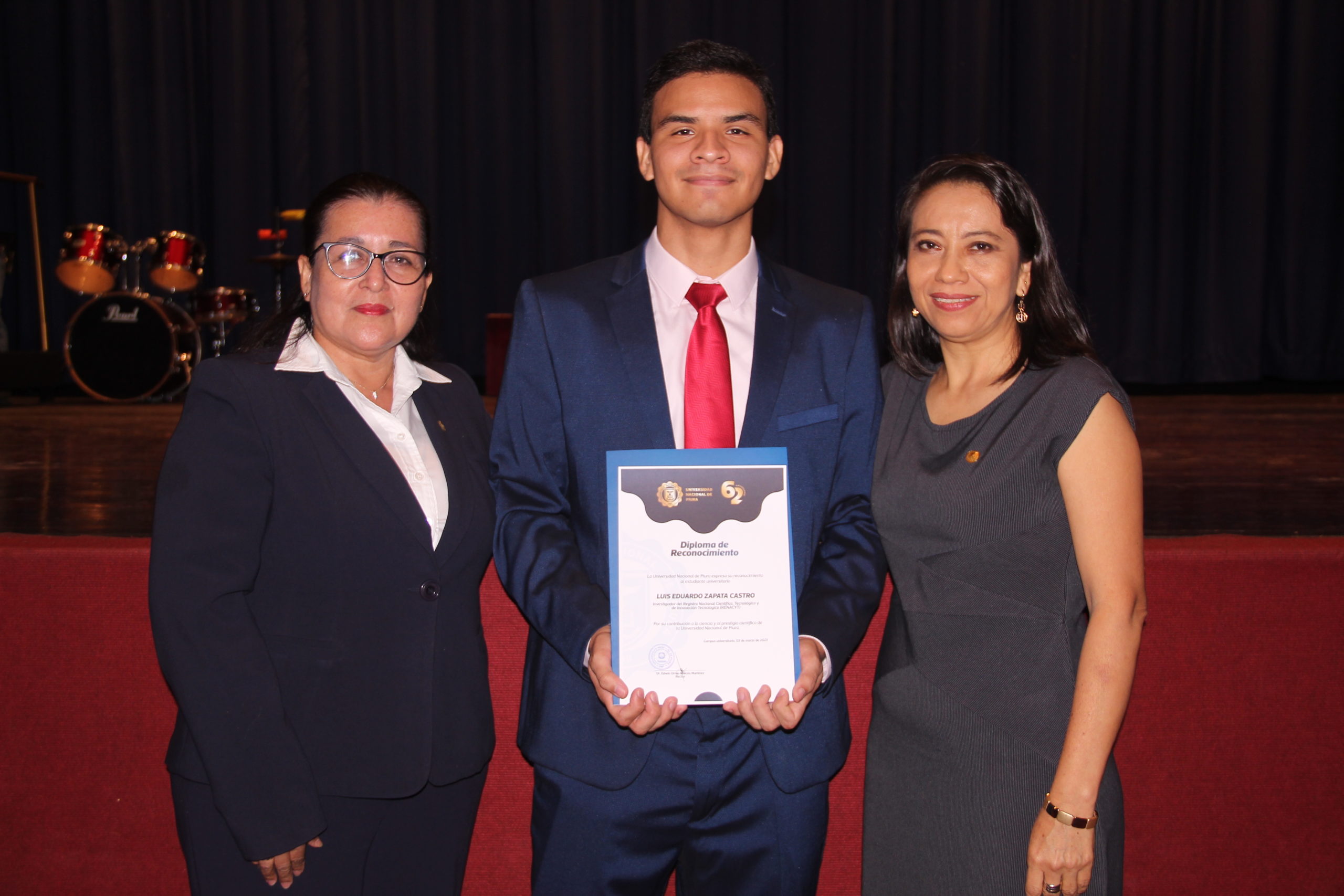 Luis Zapata posa orgulloso tras recibir un grato reconocimiento como investigador Renacyt.