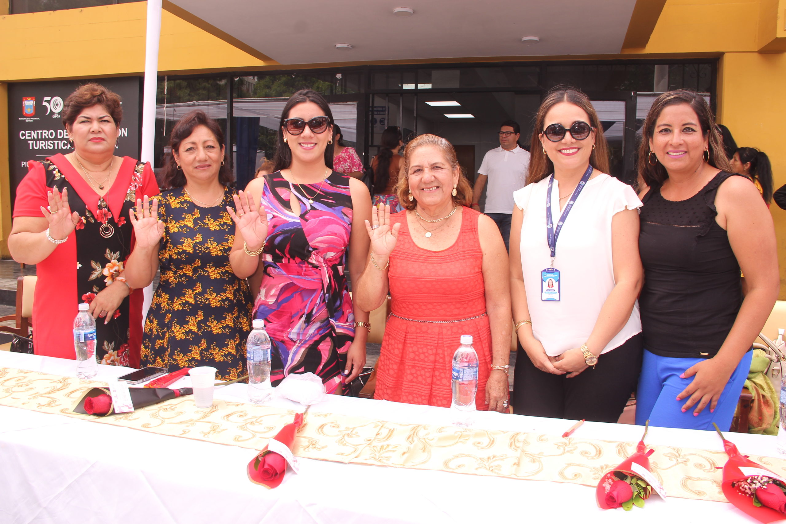Linda Valdiviezo, Teresa Calva, Karla Vásquez, Nereyda Jiménez y Claudia De La Oliva, en compañía de la presidenta de la Asociación de Mujeres del Norte (Asmuden), Geraldine Sandoval.