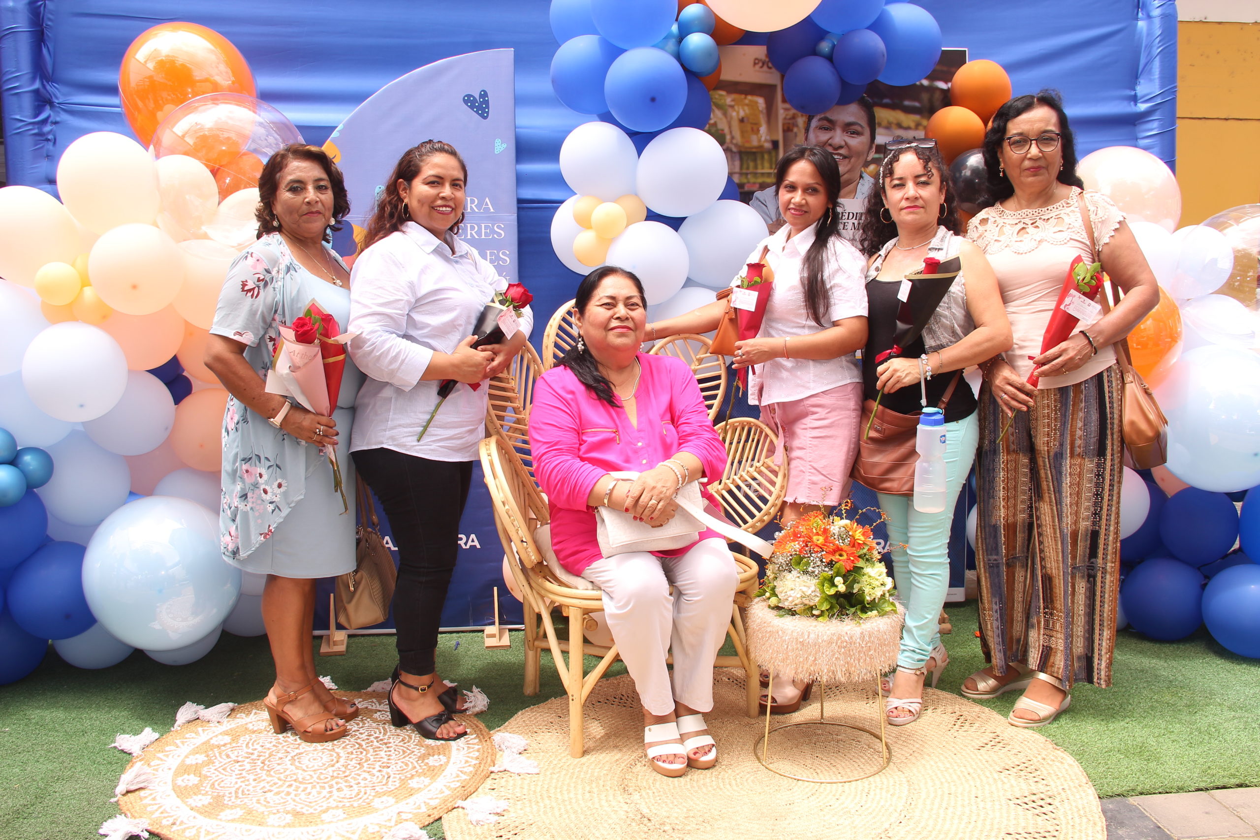 Mujeres emprendedoras del área de Desarrollo Social Municipal rodeadas de Liliana Yarlequé