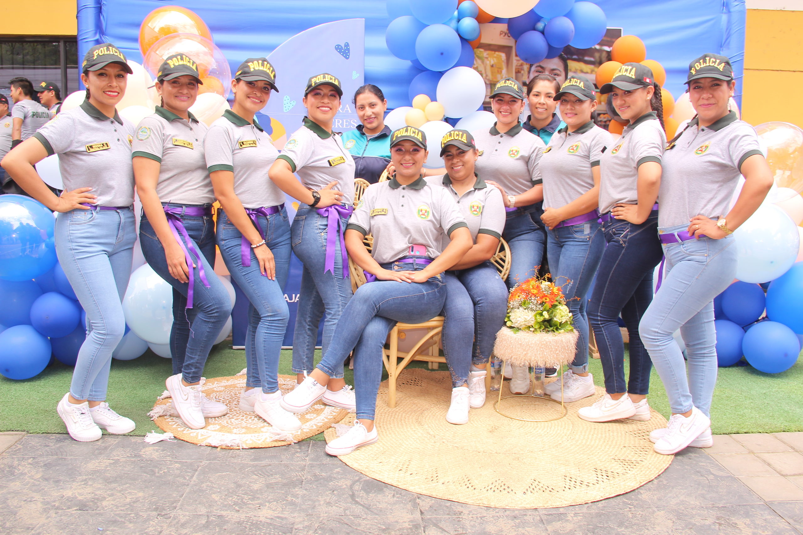 Suboficiales de la PNP, de la División de Policía Documentaria de la Región Policial posan en compañía de la suboficial Melissa Ruiz, quienes participaron de la ceremonia de reconocimiento.