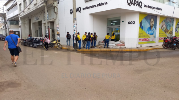 Locales del centro de Piura colocan bolsas de arena por las lluvias