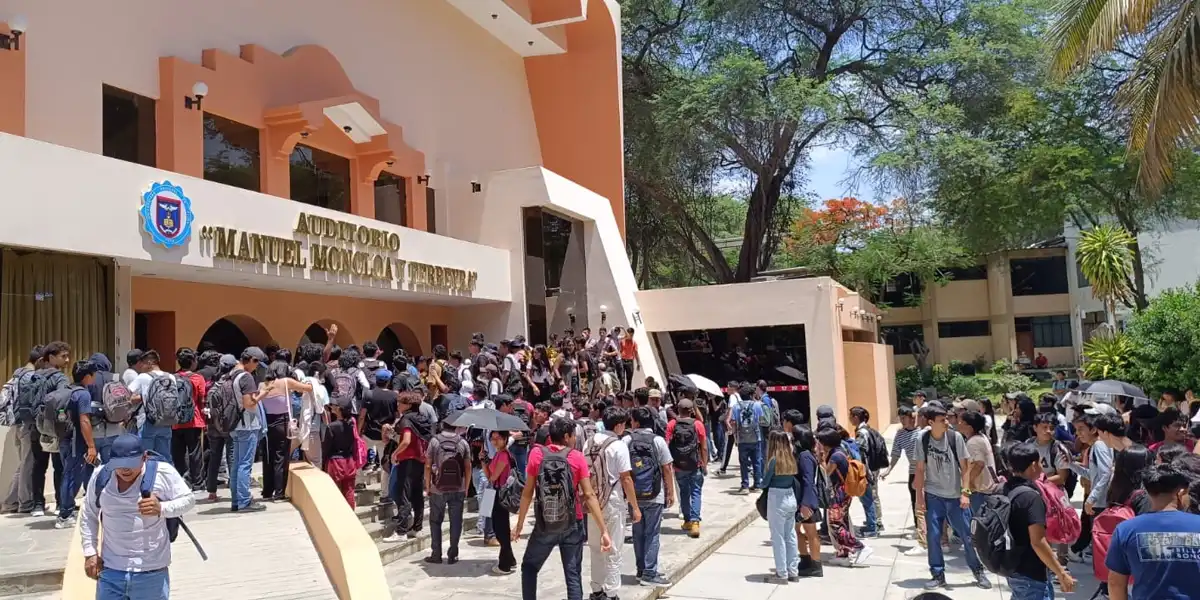 Estudiantes de UNP protestan contra incremento de costos