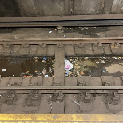 Trash near Lexington Avenue-59th Street, East 60th Street, Manhattan Community Board 8, Manhattan, New York County, New York, 10022, United States