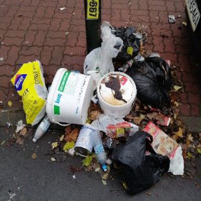 Trash near Przedszkole nr 58 imienia Czesława Janczarskiego, Batalionu AK  Pięść, Koło, Wola, Warsaw, Masovian Voivodeship, 01-406, Poland-hh9v