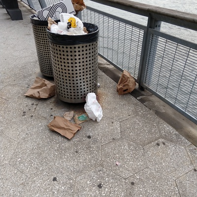 Trash near Pier 11, Financial District, Manhattan Community Board 1, Manhattan, New York County, New York, 10041, USA