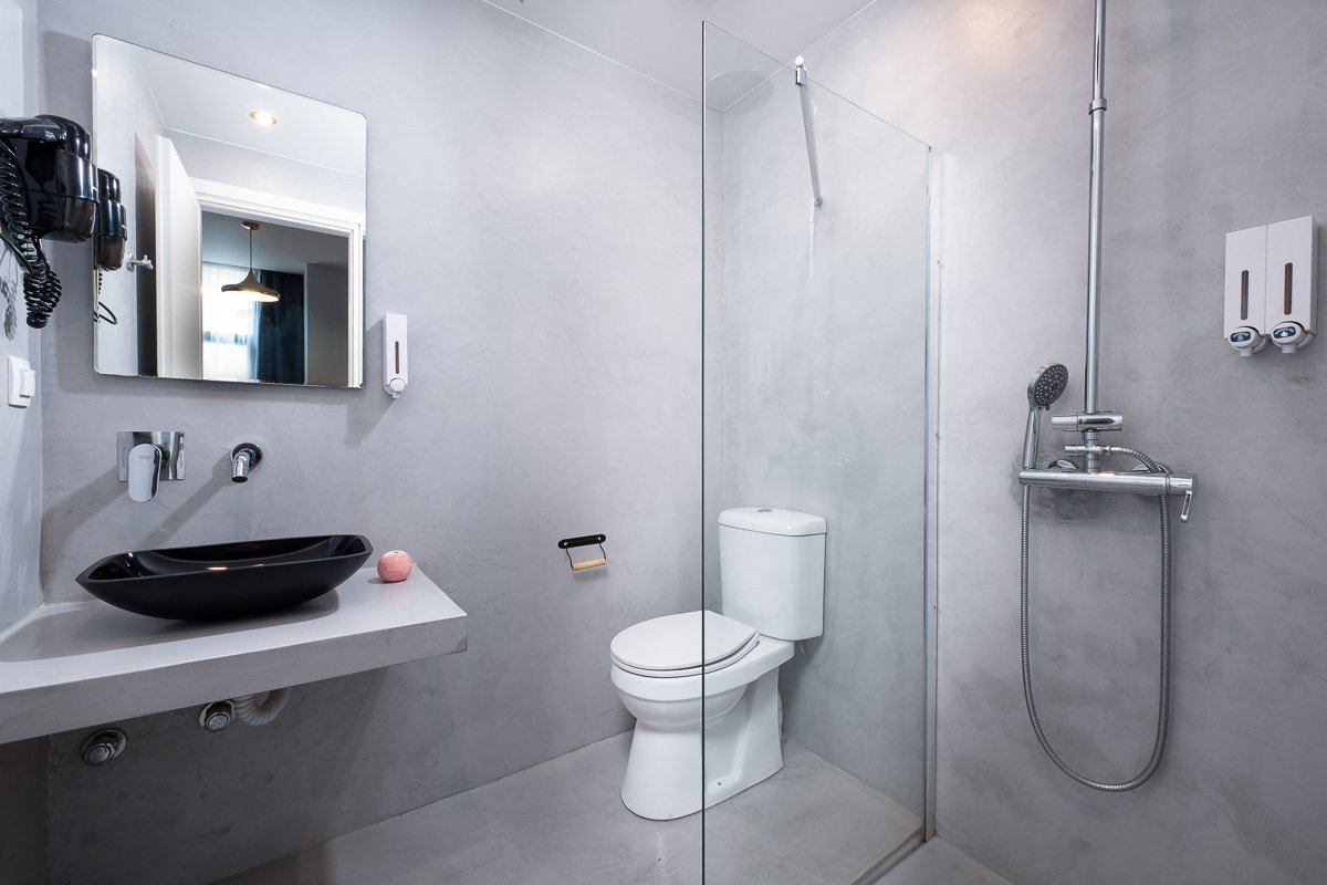 Enattica Monastiraki Living, fully equipped bathroom