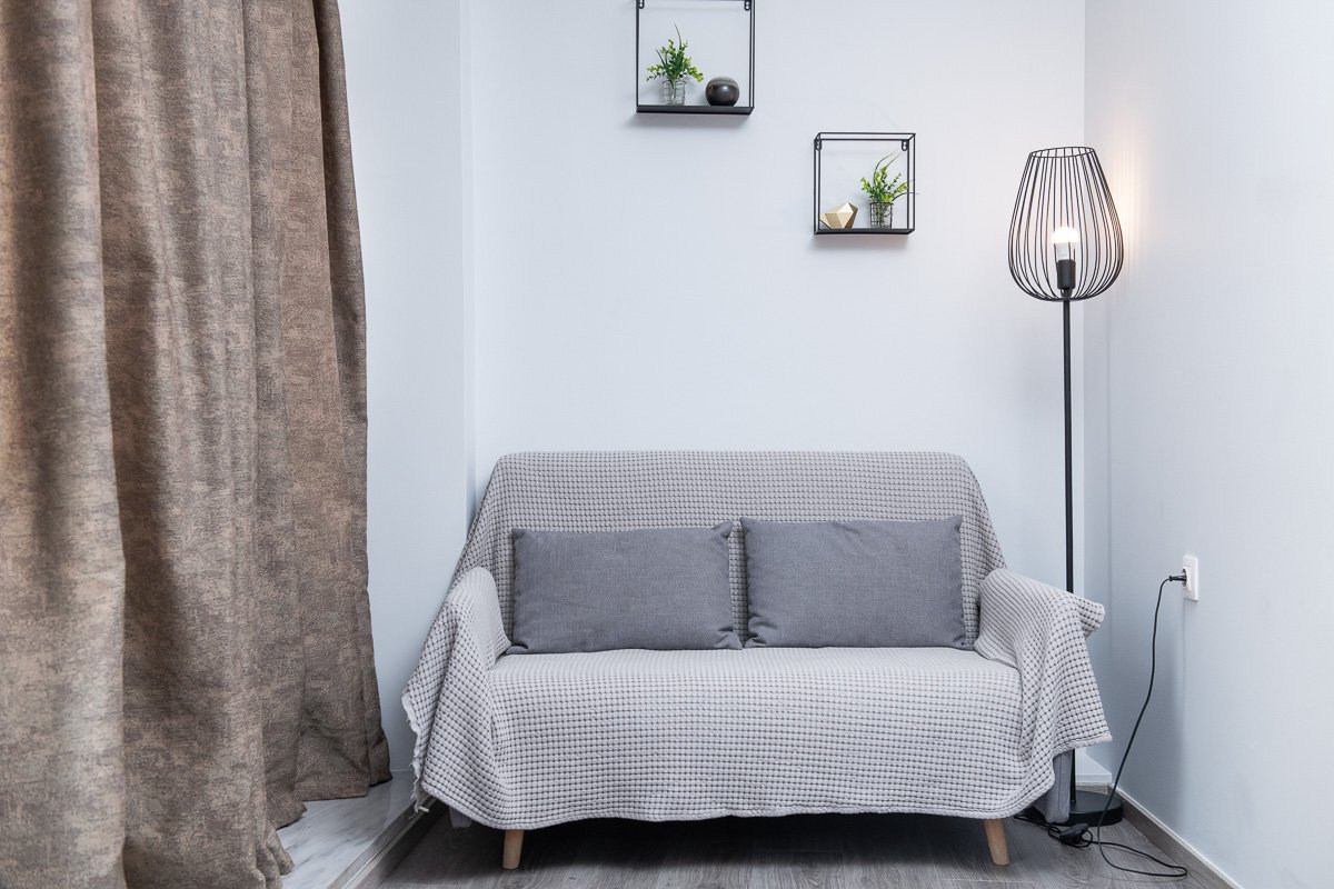 Enattica Monastiraki Living, cozy corner with sofa