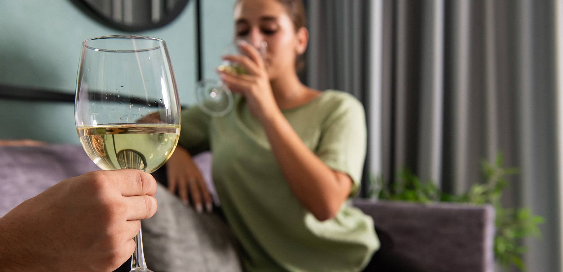 A woman drinking wine, Enattica Main