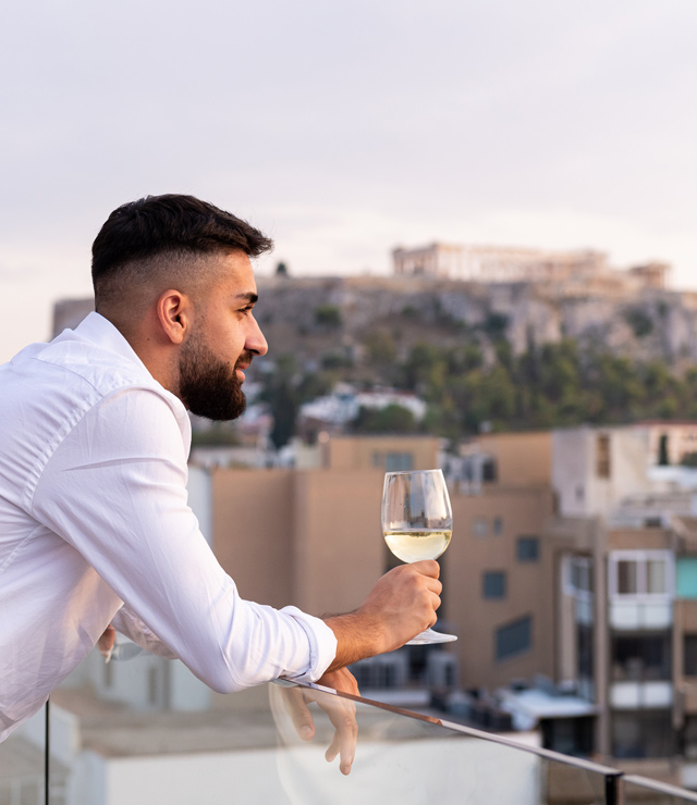 Πίνοντας κρασί με θέα την Ακρόπολη