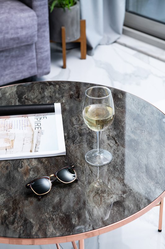 Enattica Suites, τραπέζι για κρασί