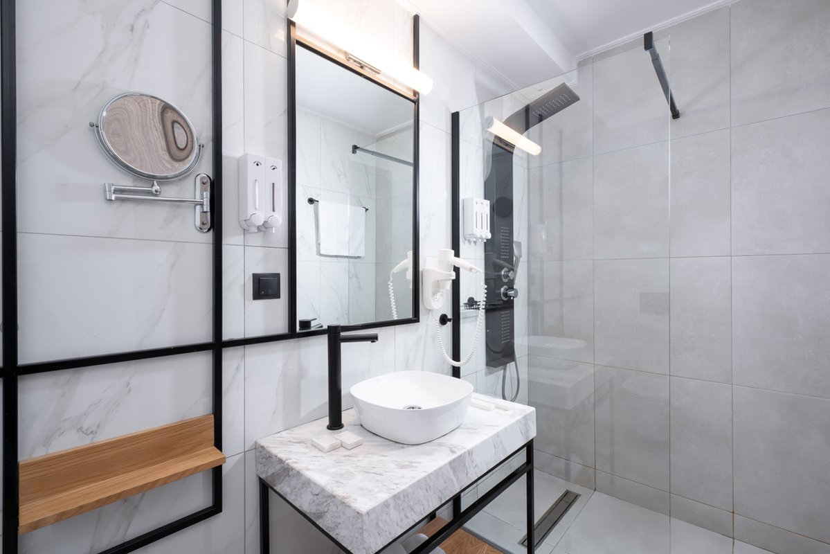 Enattica Suites, modern bathroom