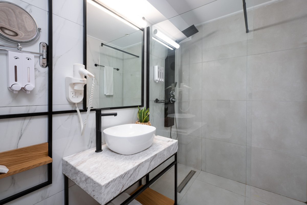 Enattica Suites, modern bathroom