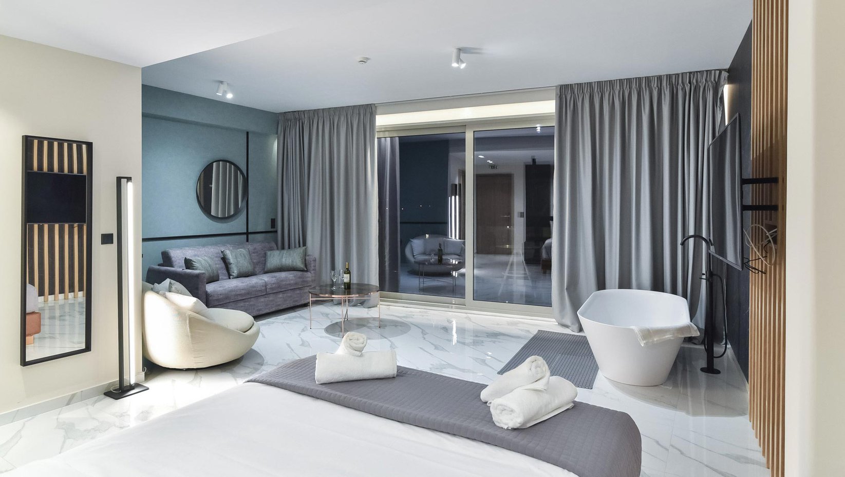 Enattica Suites, living room with a bathtub
