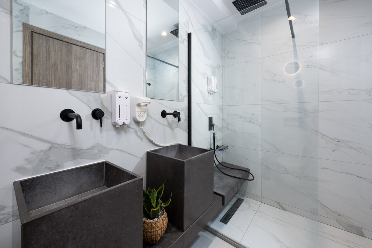 Enattica Suites, modern bathroom