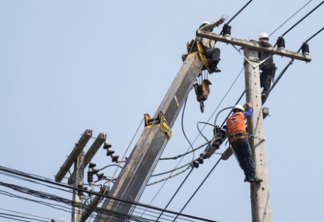 selective-focus-electricians-are-fixing-power-transmission-line-electricit.png