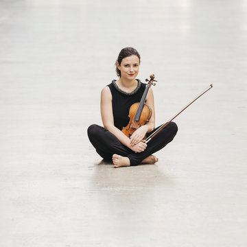 Hire Jaga Klimaszewska Violinist with Encore