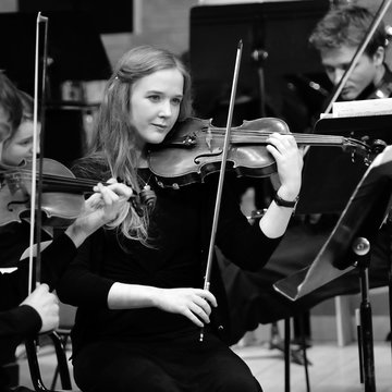 Hire Hannah Bell Violinist with Encore