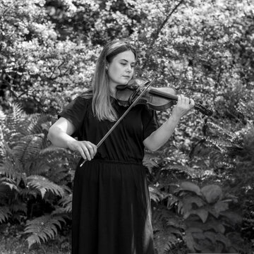 Hire Annie Pullar Violinist with Encore