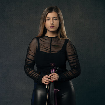 Hire Lara Simpson Violinist with Encore