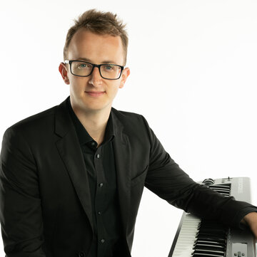 Hire Alex Lamb Pianist with Encore