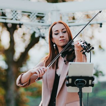 Hire Isabella Baker Violist with Encore