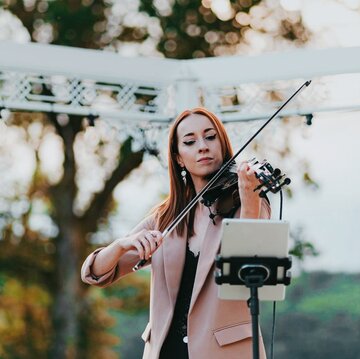 Hire Isabella Baker Violist with Encore