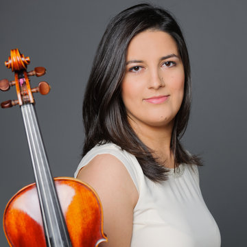 Hire Heloísa Ribeiro Violinist with Encore