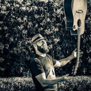 Hire Ben Eaton Singing guitarist with Encore