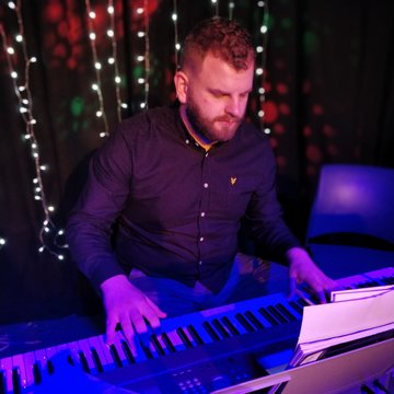 Hire Niall O'Flaherty-Lynch Keyboardist with Encore