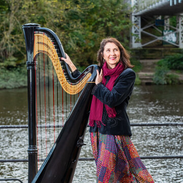 Hire Oona Linnett Harpist with Encore