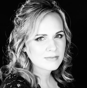 Hire Jo Hampson-Gilbert Violist with Encore