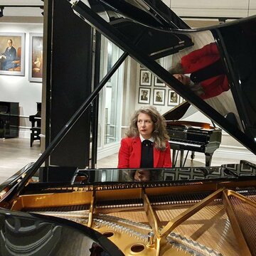 Hire Marika Cassina Fortepianist with Encore