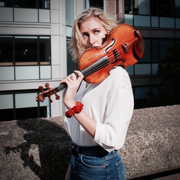 Hire Clara Garde Violinist with Encore