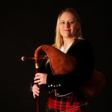 Hire Vicki Swan Bagpiper with Encore