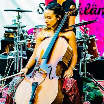 Hire Selena Farnsworth Cellist with Encore