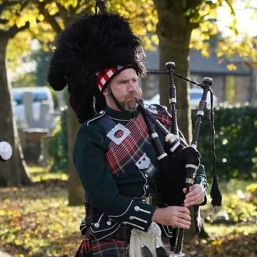 Hire Ed Arnold Bagpiper with Encore
