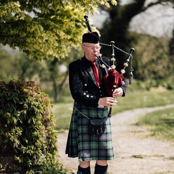 Hire Colin Sutherland Bagpiper with Encore