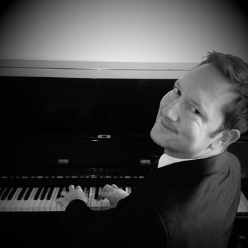 Hire Dan Hewson Keyboardist with Encore