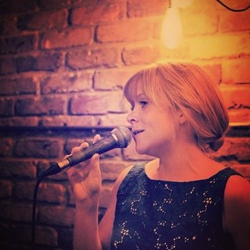 Hire Sara Oschlag Singer with Encore