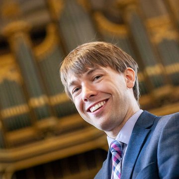 Hire Alexander Binns Organist with Encore