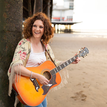 Hire Charlotte Day Singer with Encore