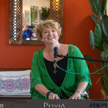 Hire Jessa Liversidge Singing pianist with Encore