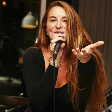 Hire Jessica Lovelock Singer with Encore
